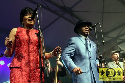 Yvonne Harrison (Jam) and Roy with The Easy Snappers  18. This Is Ska Festival - Wasserburg, Rosslau 27.Juni 2014 (10).JPG